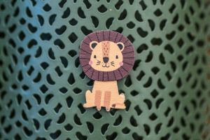 Drevená brošňa Cute Lion