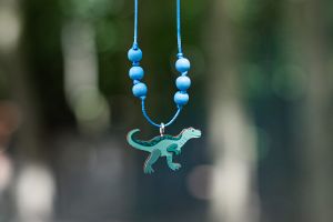 Povrázkový náhrdelník s príveskom Cute T-Rex 