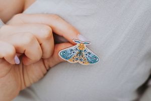 Drevená brošňa Nočný motýľ